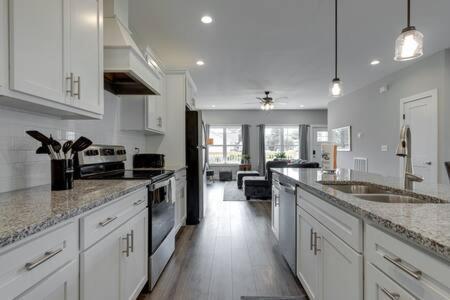 New Build 5 Min To Broadway Sleeps 10 Villa Nashville Exteriör bild